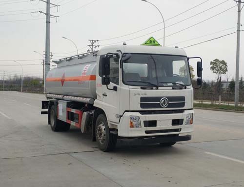 專(zhuān)威牌HTW5180GYYDC6型運(yùn)油車(chē)