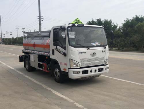 專威牌HTW5070GJYCAC6型加油車